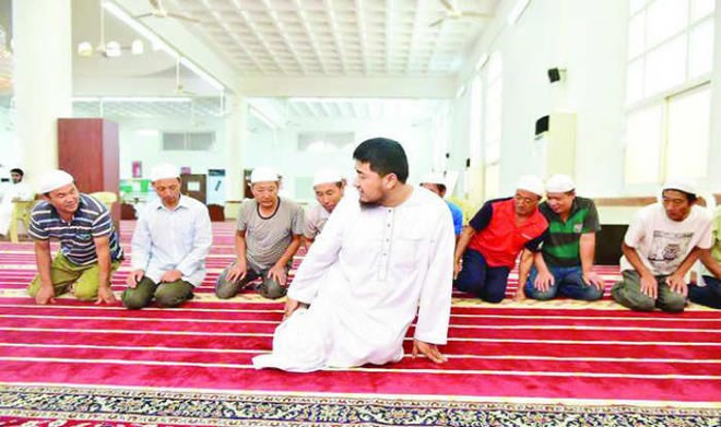 RIGHT PATH: The Chinese expats during a prayer in a mosque after having reverted to Islam. (Courtesy photo)