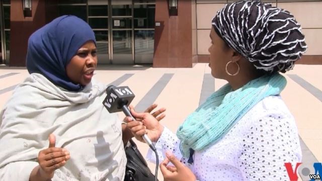 VOA Somali Service reporter Falastine Iman interviews Ayan Farah, mother of defendant Mohamed Farah outside the court in Minneapolis, Minn, May 21, 2016.