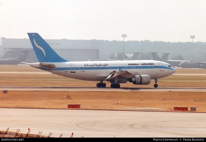 Diyaaradda Somali Airlines Airbus A310-304 ee ku sugneyd garoonka diyaaradaha ee Frankfurt Rhein-Main Int'l Airport Ogosto 9 1990/ Freek Blokzijl/ Air History