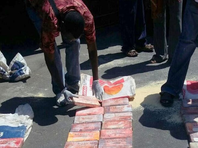 Investigators examine some of the Sh360m cocaine that was seized at Mombasa port. /ELKANA JACOB